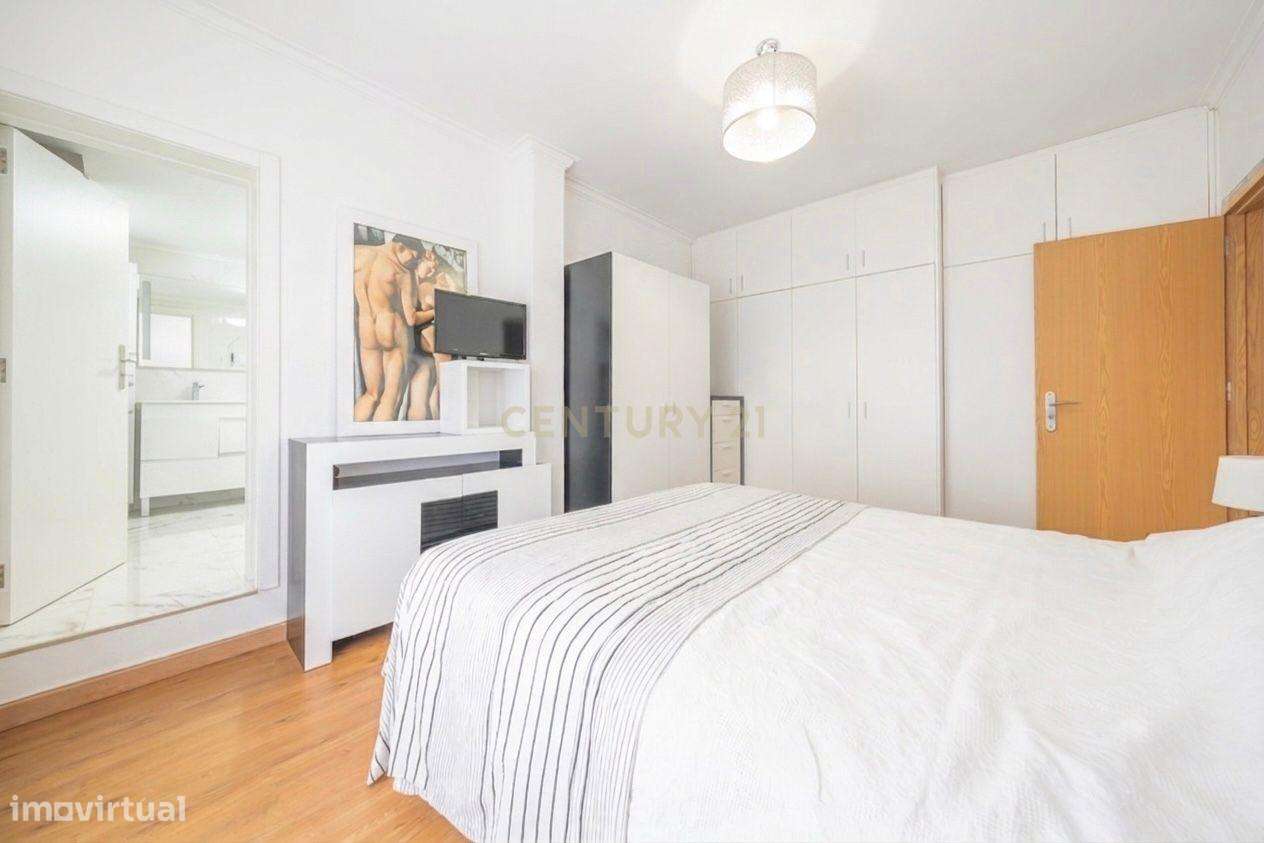 Apartamento Único com 268m2 no Último Andar com Terraço Extraordinário-25