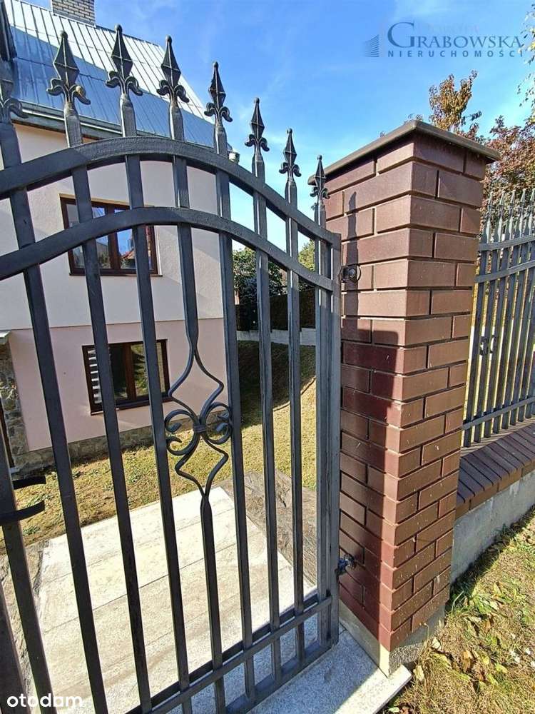 Wolnostojący dom w ładnym otoczeniu.-5