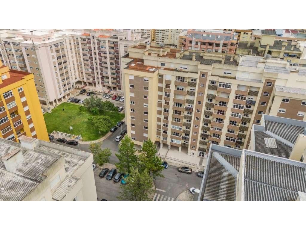 Apartamento T3 com Varanda e Garagem Box, na Quinta da Piedade-28