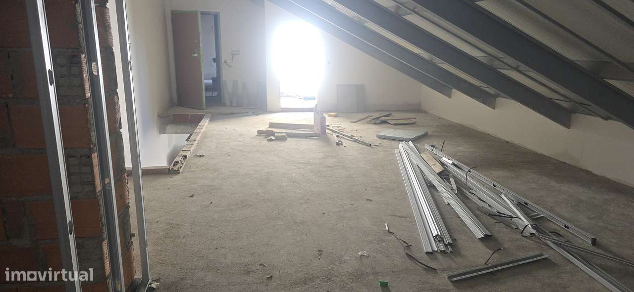 T2 duplex com parqueamento e arrecadação.-9
