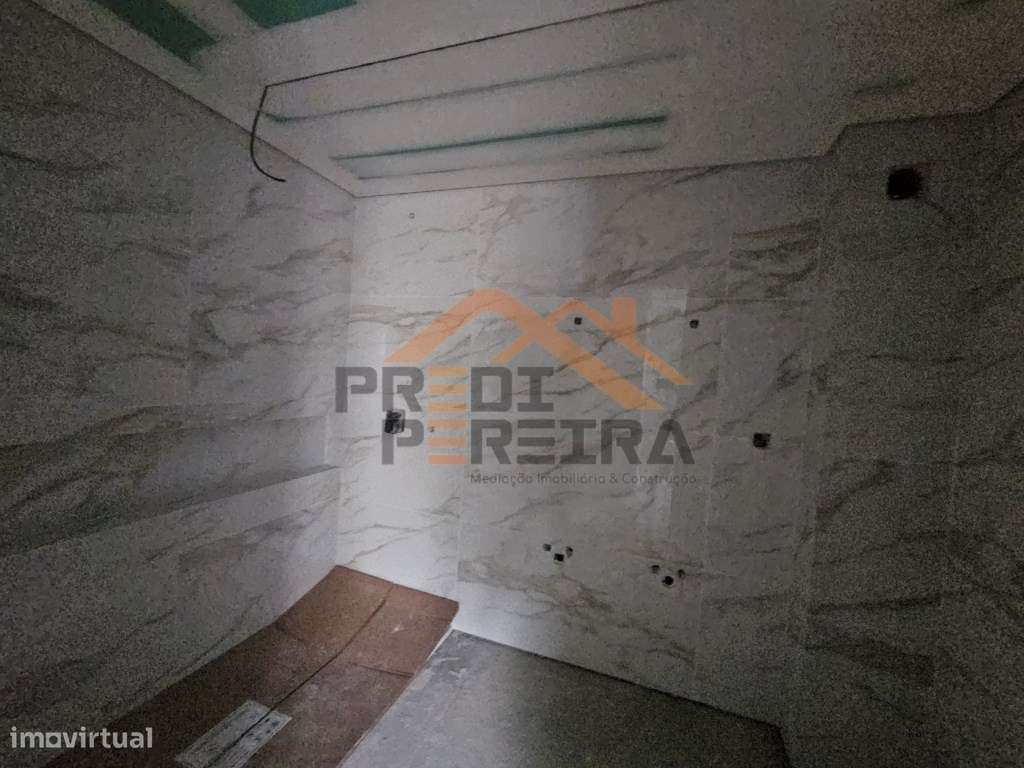 *Nova construção / Última fracção*

À procura de um apartamento T...-16