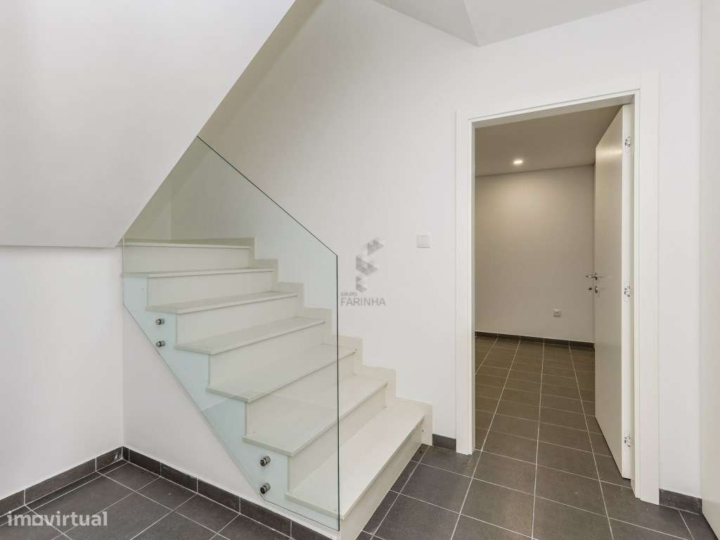 MORADIA T4 NOVA
Famões, moradia independente V4+1 nova com Jardim,...-33