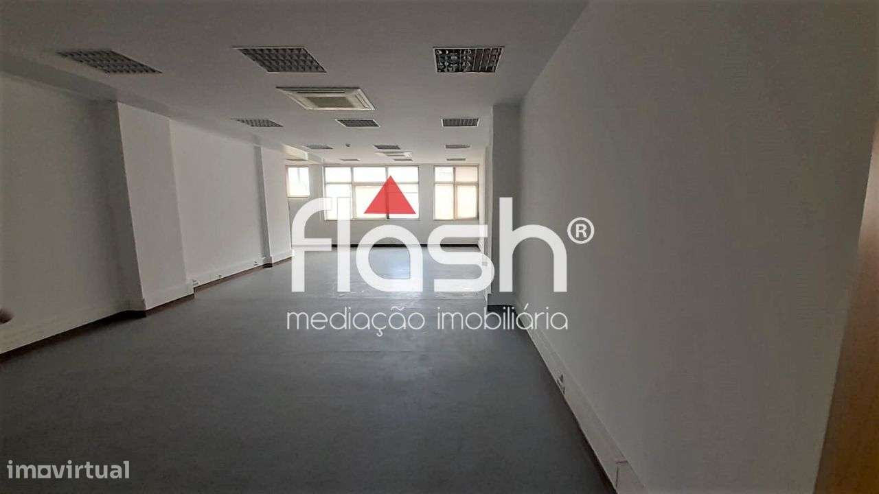 Venda de Espaço de loja/escritórios no Restelo-53