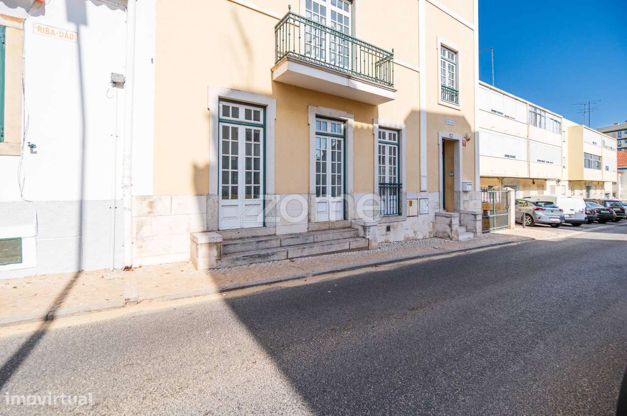 Moradia T5 localizada no centro Parede com piscina interior e jardim - Grande imagem: 2/60