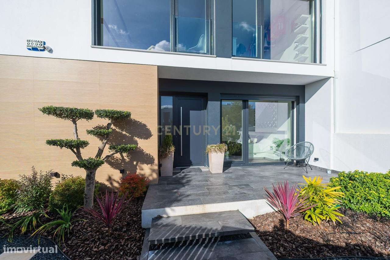 Excelente moradia geminada V4 em Urbanização nova na zona de Albarraqu-4