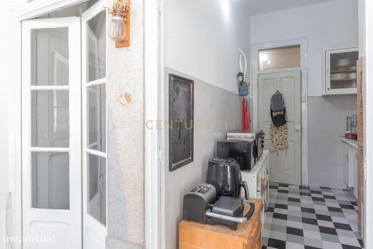 Prédio em propriedade Total | 3 Apartamentos T2+1 e Loja | Lisboa | A-12