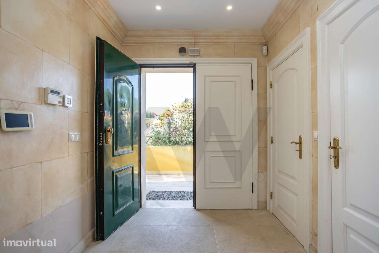 Moradia T5 com 1062mtrs de terreno no centro da Charneca de Caparica - Grande imagem: 2/60