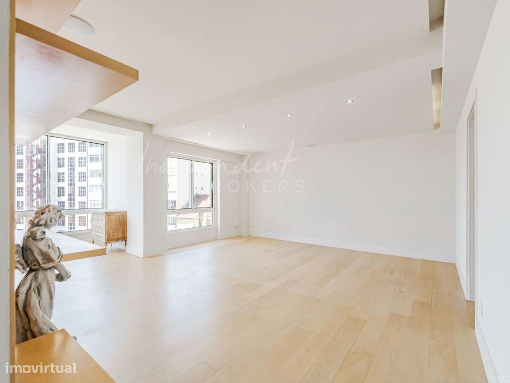 APARTAMENTO T3 TRANSFORMADO EM T2+1 NA AVENIDA CONSELHEIRO FERNANDO...-0