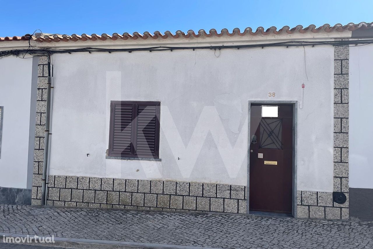 Moradia bem localizada em Ferreira do Alentejo, no centro da Vila.