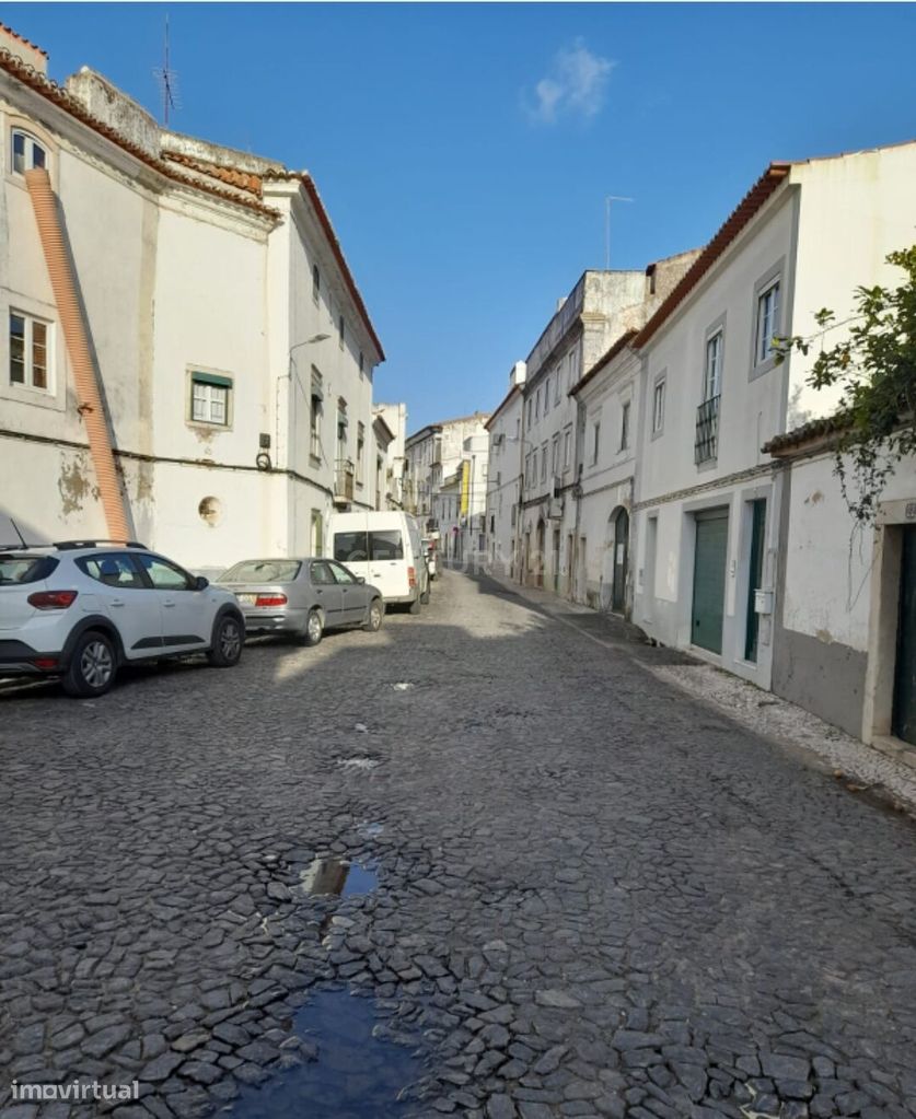 Prédio Urbano zona Histórica da Cidade de Estremoz  c/ 3 frações