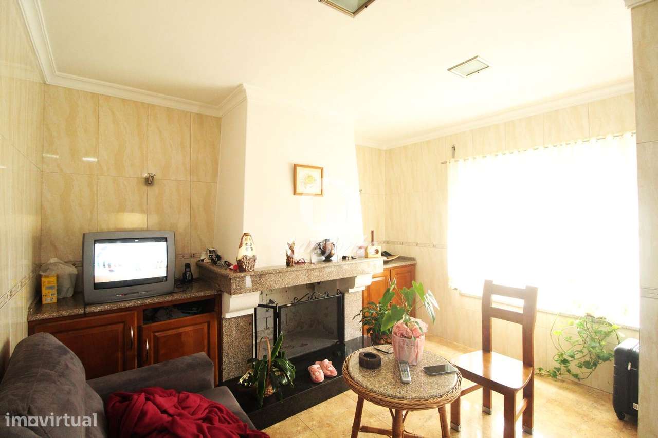 Moradia T3 de Gaveto, com excelentes áreas, localizada em São Cosme...-10