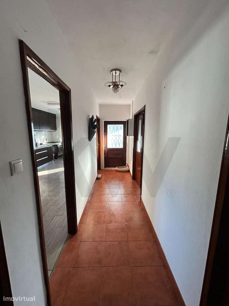 Moradia isolada T2+T2 - duas frações independentes com amplo terreno e - Grande imagem: 5/28