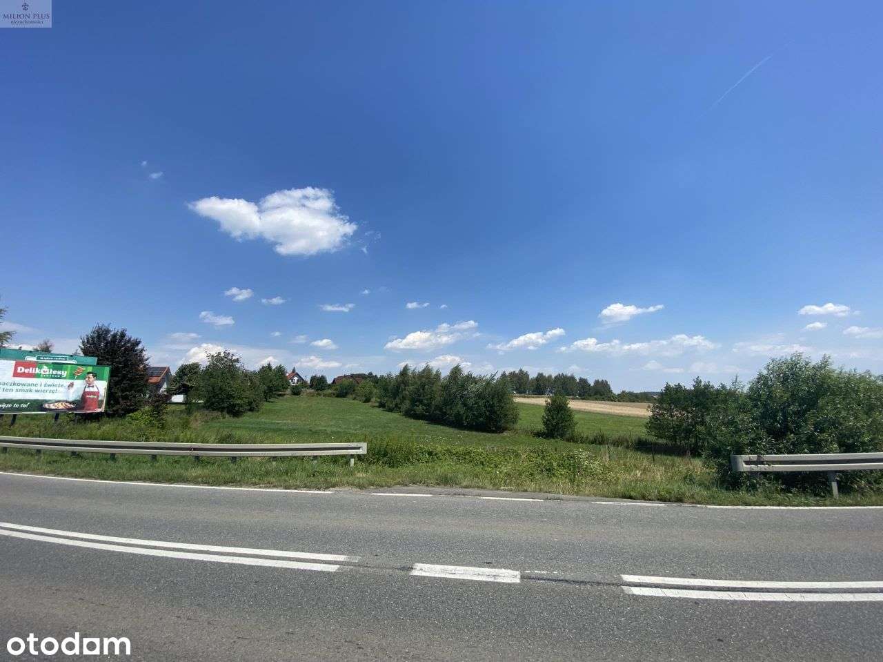 Mieszkaniowo-usługowa, widoczna, przy drodze 966-7