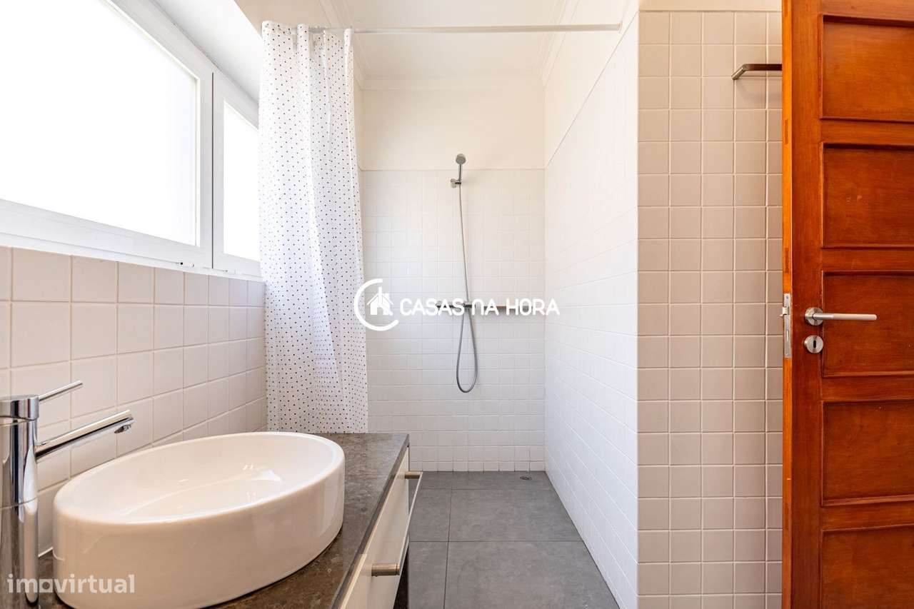 Moradia T3+T1  na Rua João das Regras, junto à Avenida de Sintra.-17