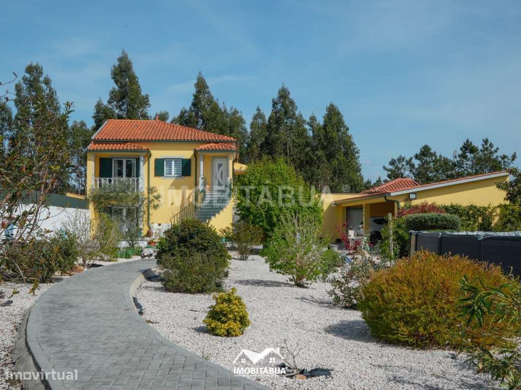 Casa privada com 4 quartos, piscina, pátios e acomodações versáteis.-40