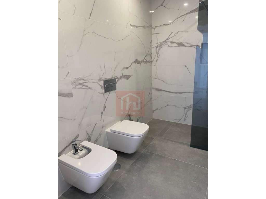 Apartamento T4 Duplex com garagem box no centro de Alcochete-11