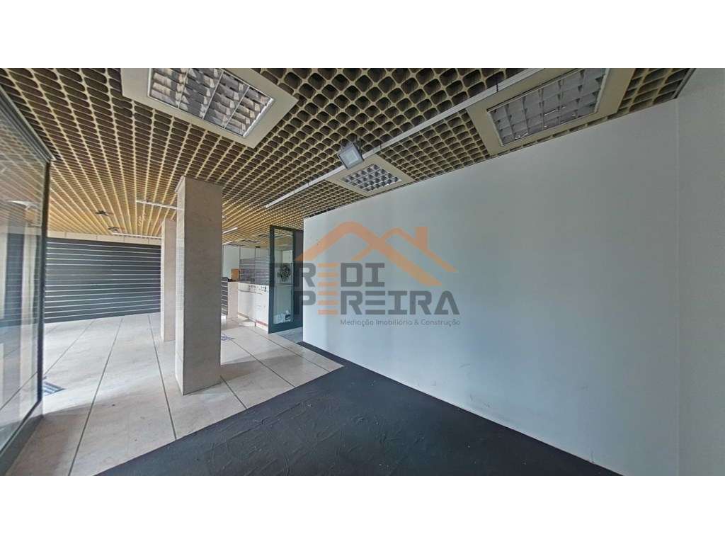 Loja com 124.65 m2, situada na Póvoa de Santo de Adrião. - Grande imagem: 4/12