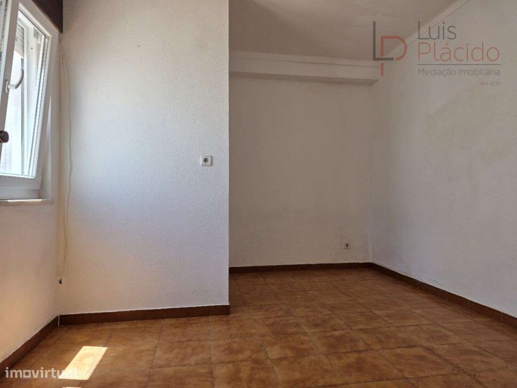 Moradia com 5 Quartos c/ Garagem + Anexo T1-43
