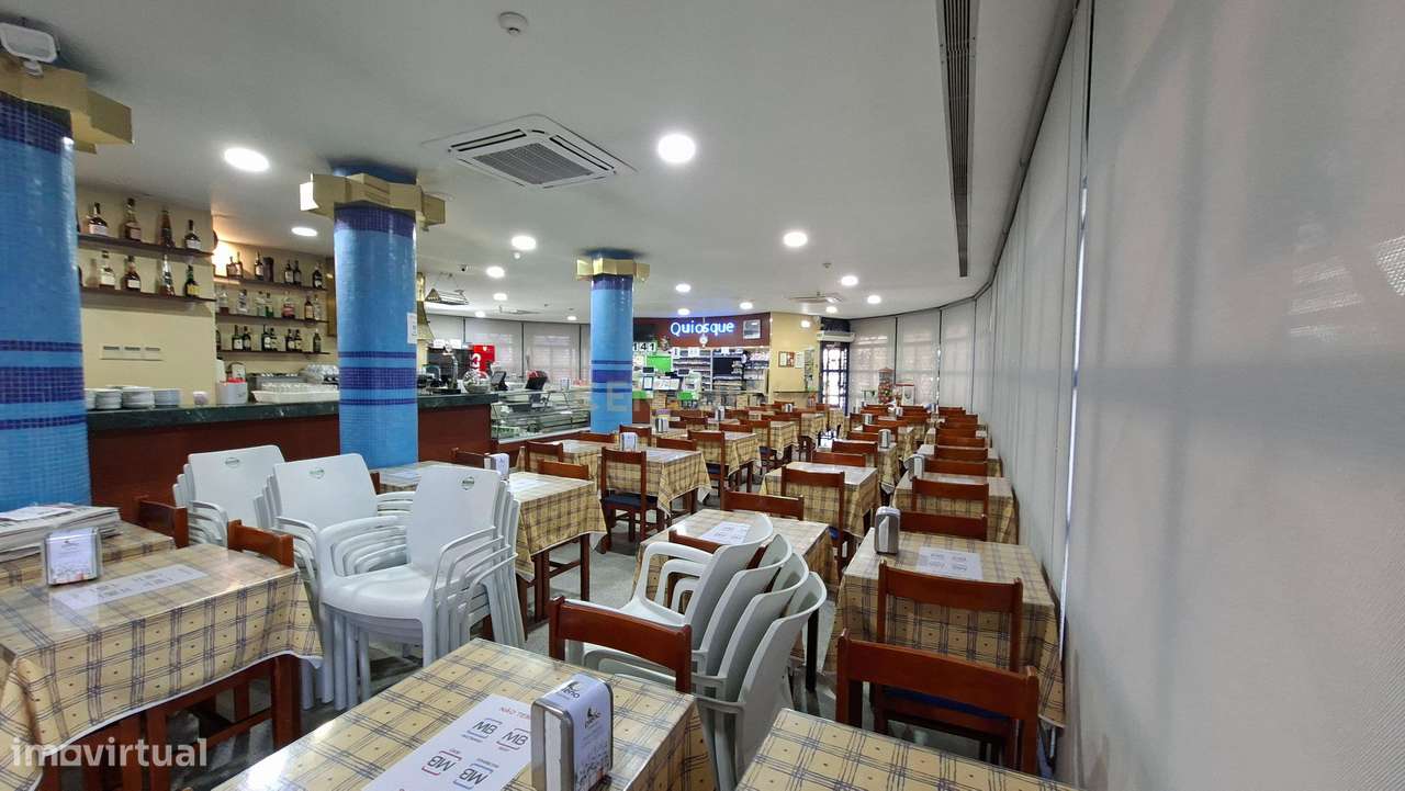 Restaurante / Pastelaria Oasis no Laranjeiro com 272m² e ainda estacio-5