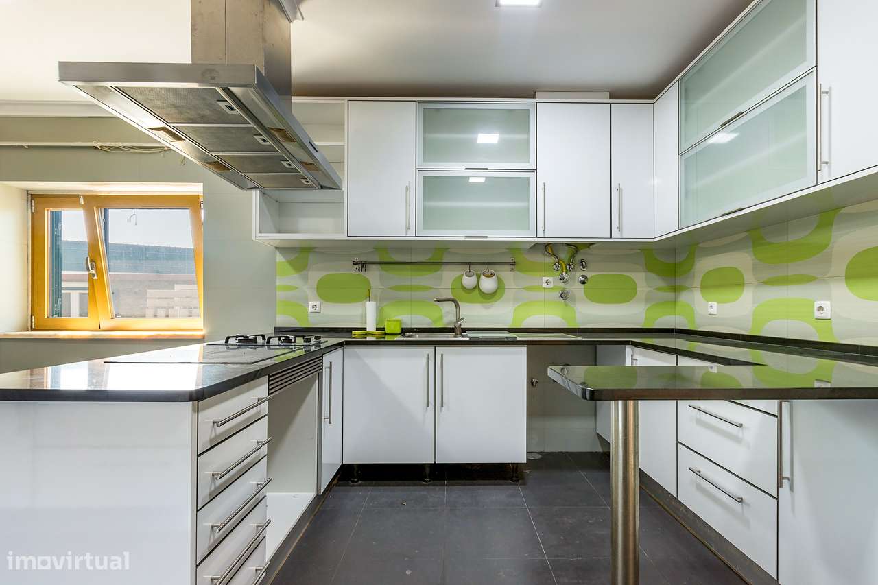 Moradia T4 Renovada | 3 Suites | Lote 900m2-5