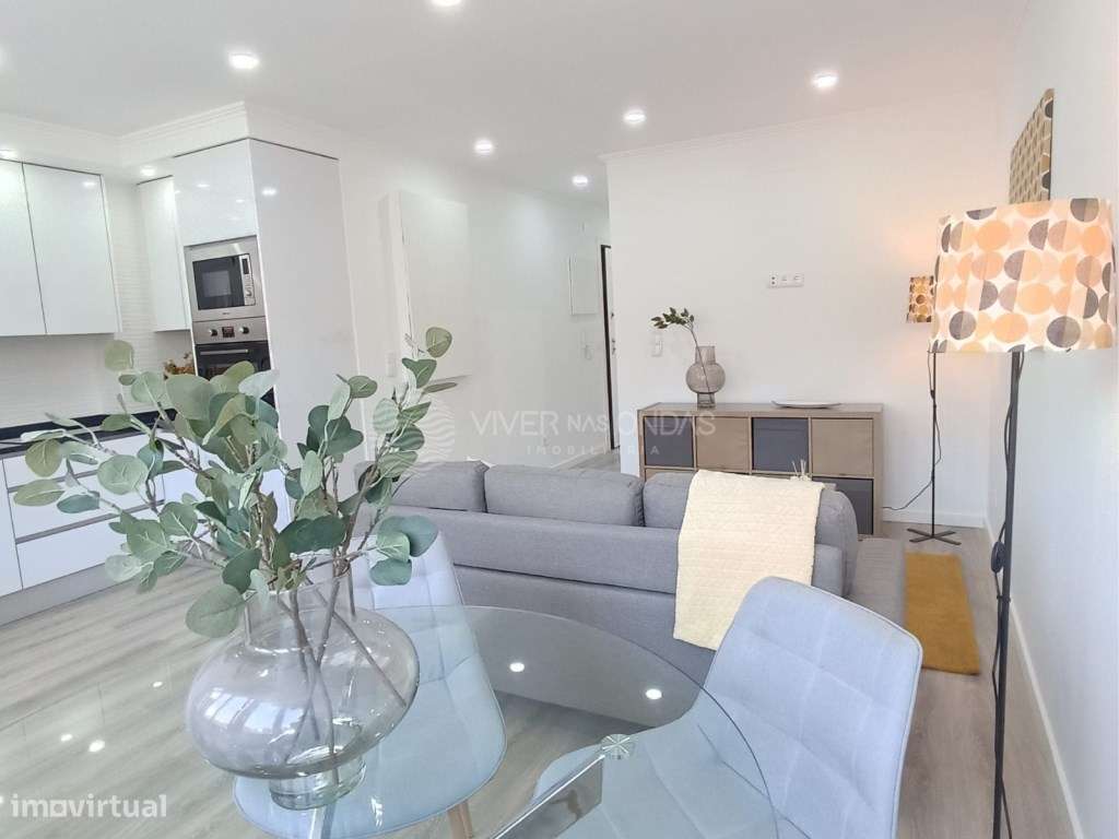 Apartamento T3 totalmente remodelado, com varanda, em Benfica.-13