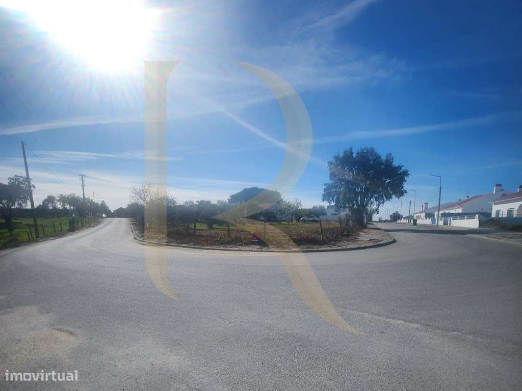 Moradia T3 transformada em T2 com Garagem, inserida num terreno de ...-26