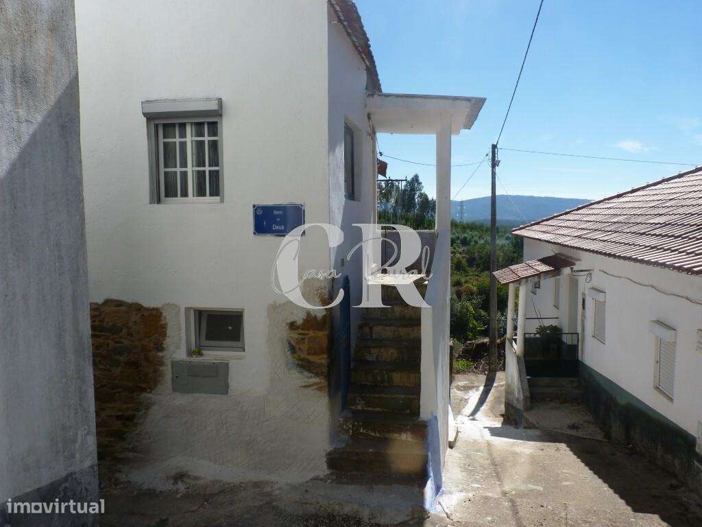 Duas casas habitáveis numa aldeia tradicional de montanha em Alvares,-0