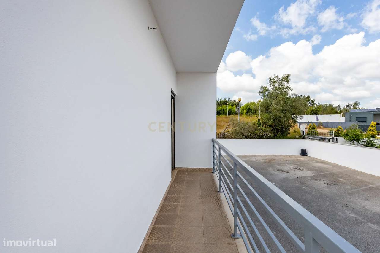 Apartamento T3 de Excelência com Terraço, Garagem Box, no Louriçal - P-29