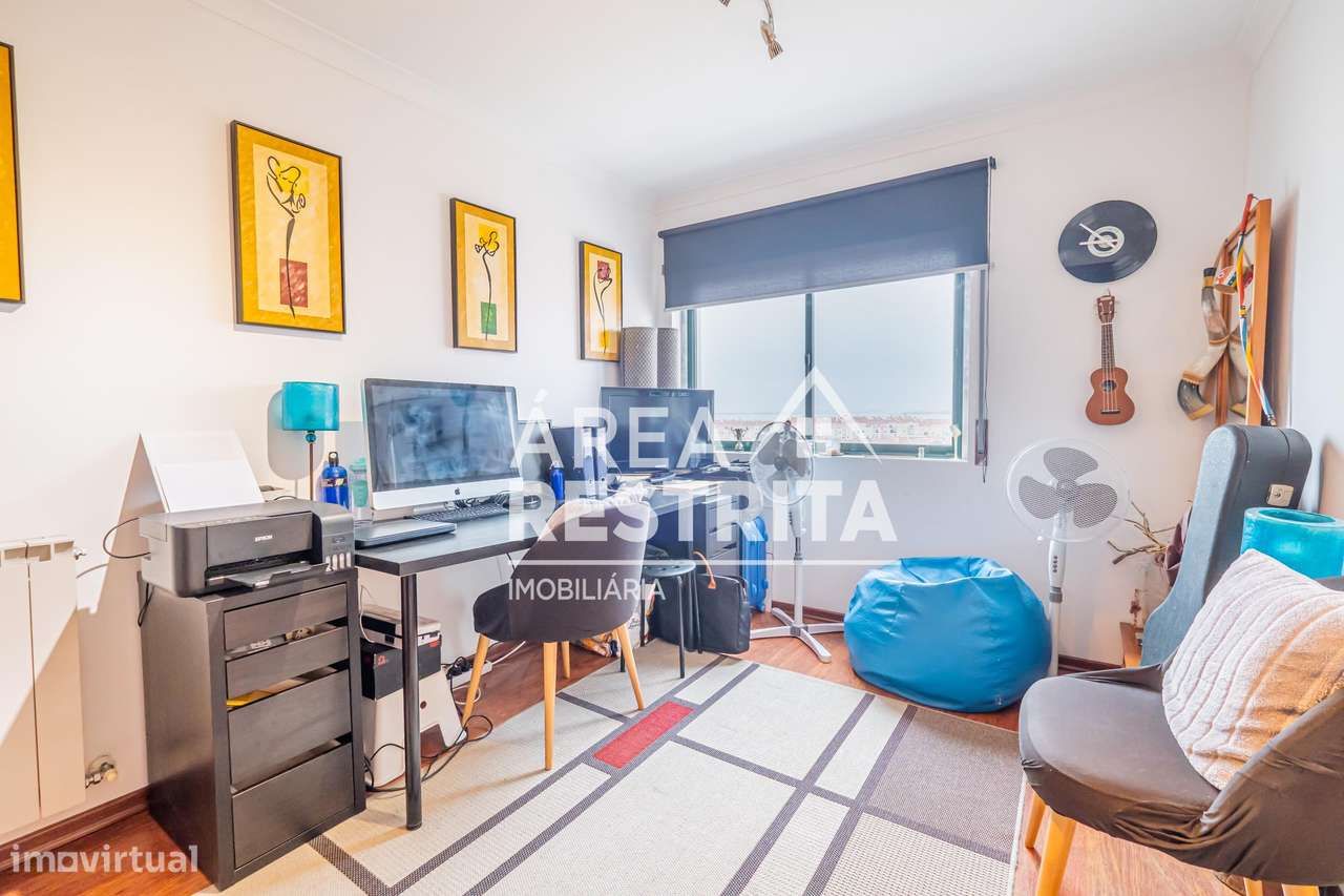 Apartamento T3 com parqueamento e elevador nos Fidalguinhos, Barreiro-28