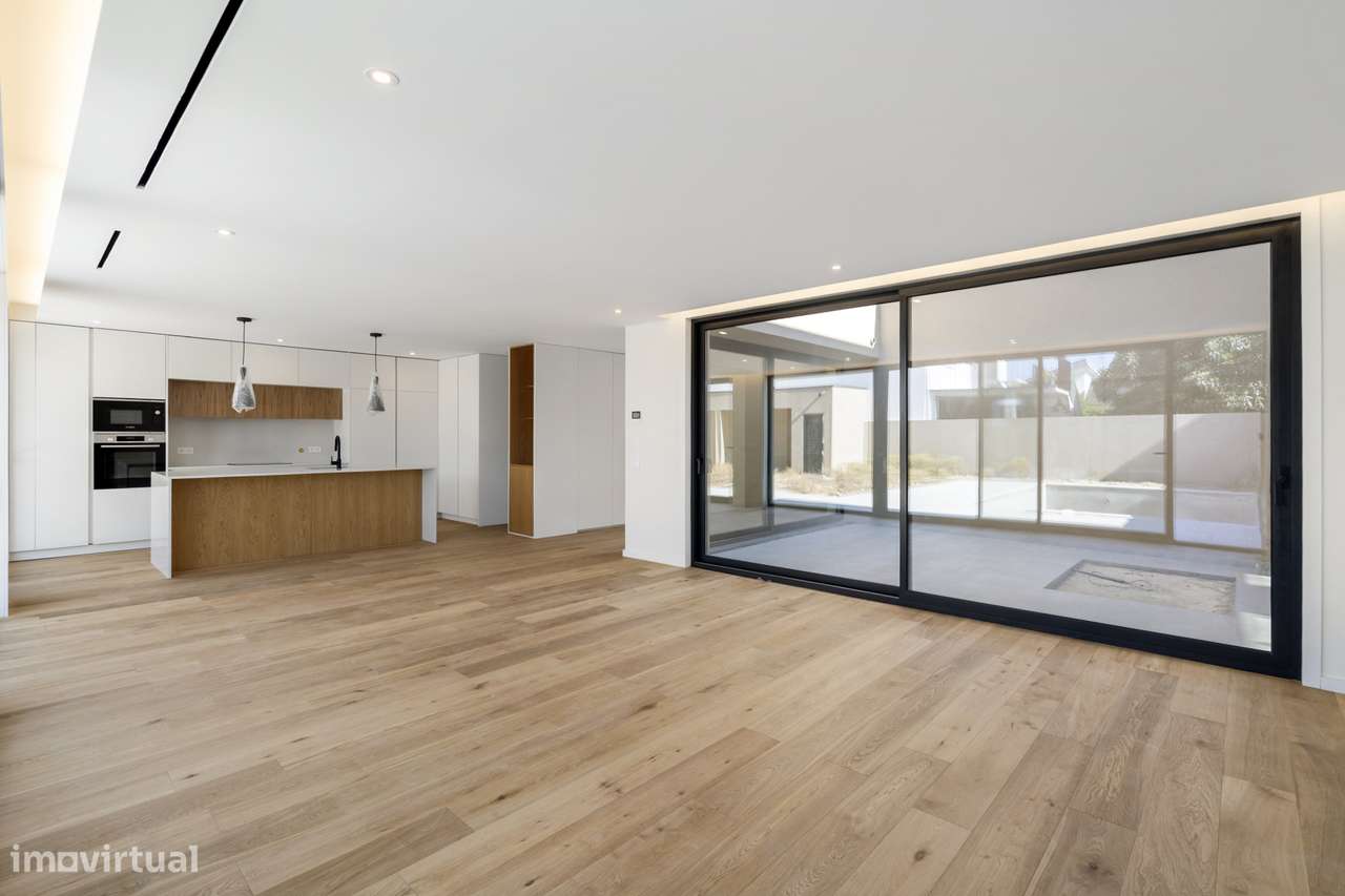 Moradia T3 de Luxo com 3 Suítes, Escritório e Piscina-11