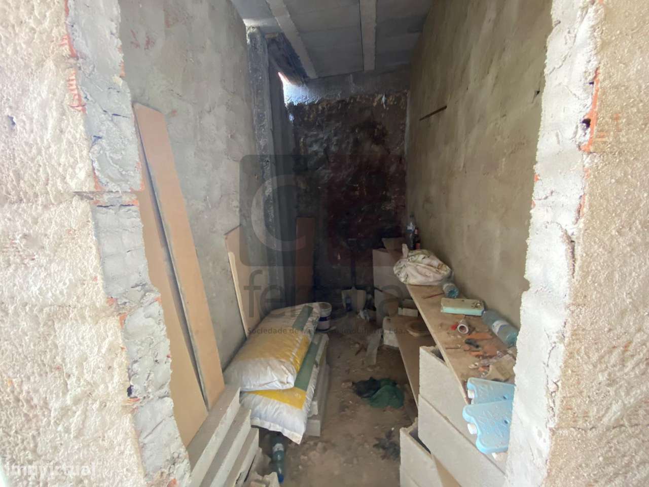 Moradia térrea no centro de Alcanhões para recuperar-5