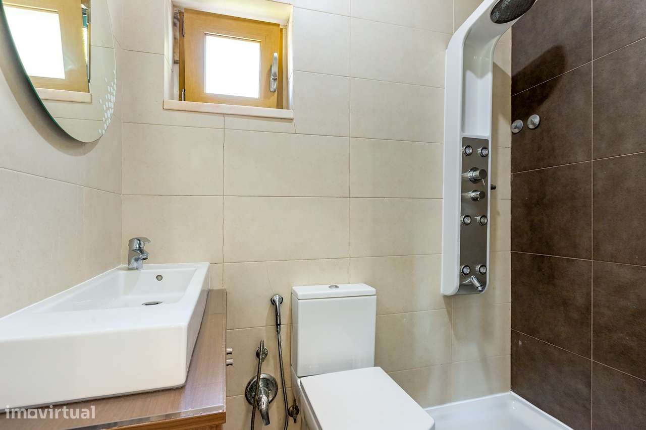 Moradia T4 Renovada | 3 Suites | Lote 900m2-8