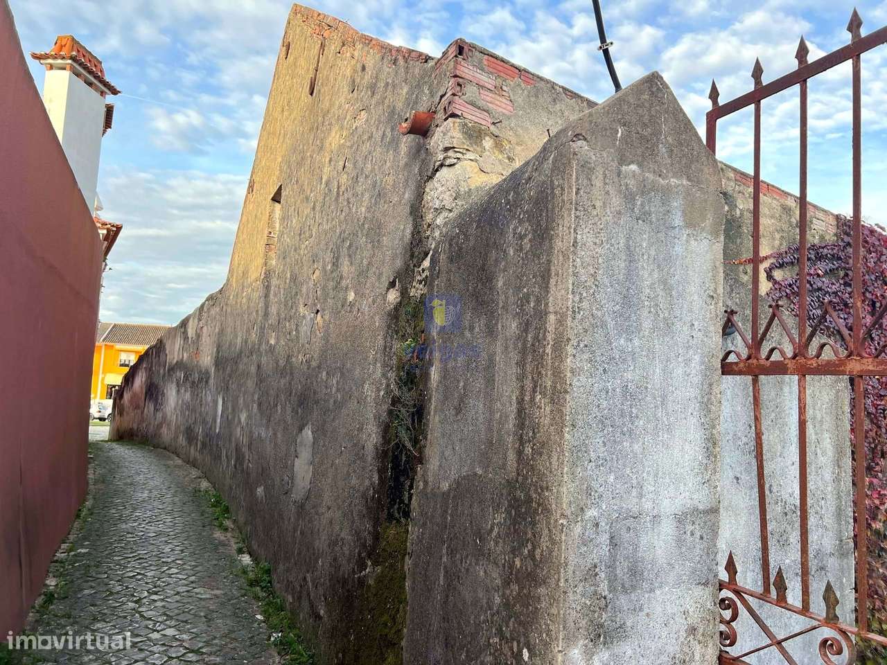 Baixa de Preço !!!! Villa para Recuperação na Labrujeira - Ventosa - A-43