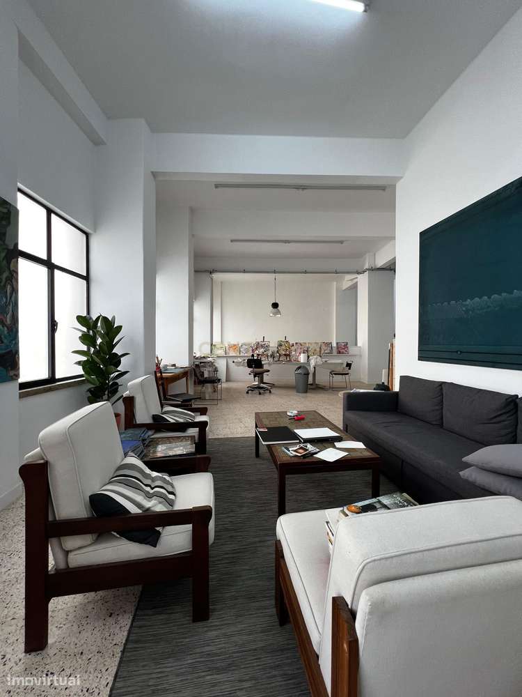 Armazém Amplo em Sacavém-1