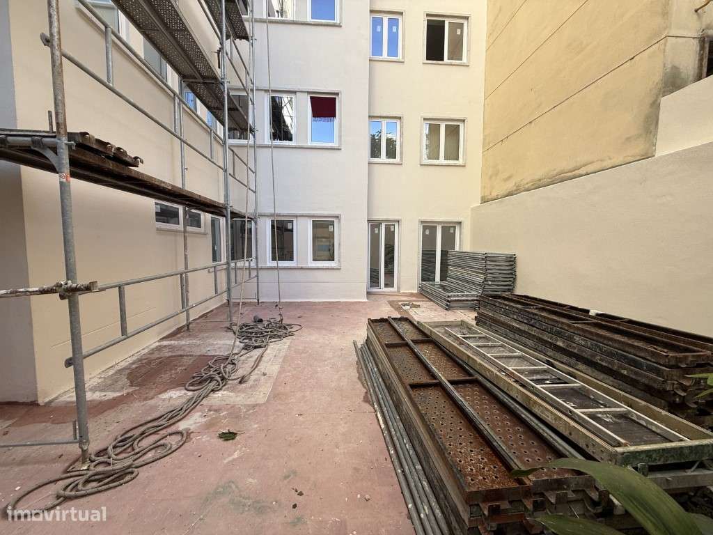 Apartamento para recuperar junto ás Amoreiras-1