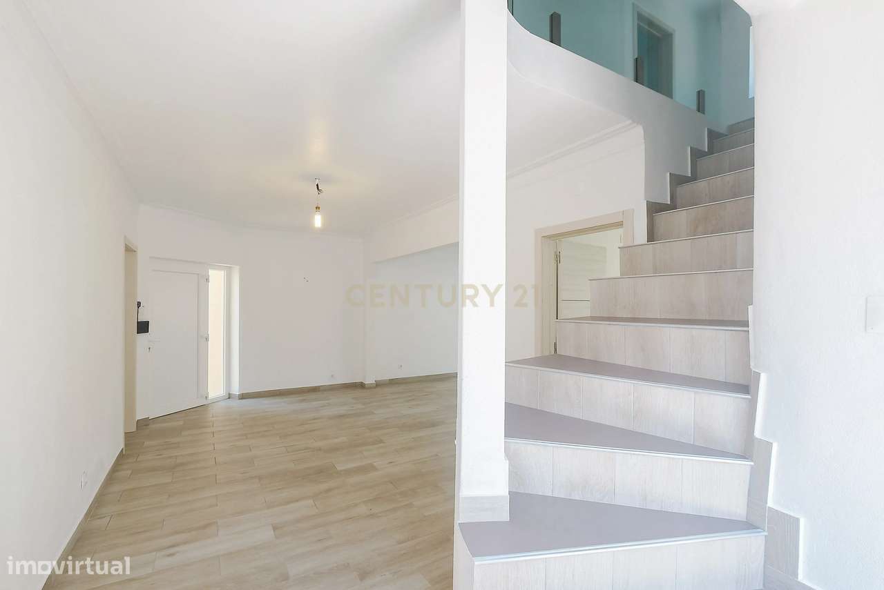 Moradia T4 Renovada no Estoril | Conforto, Espaço e Excelente Localiza-24
