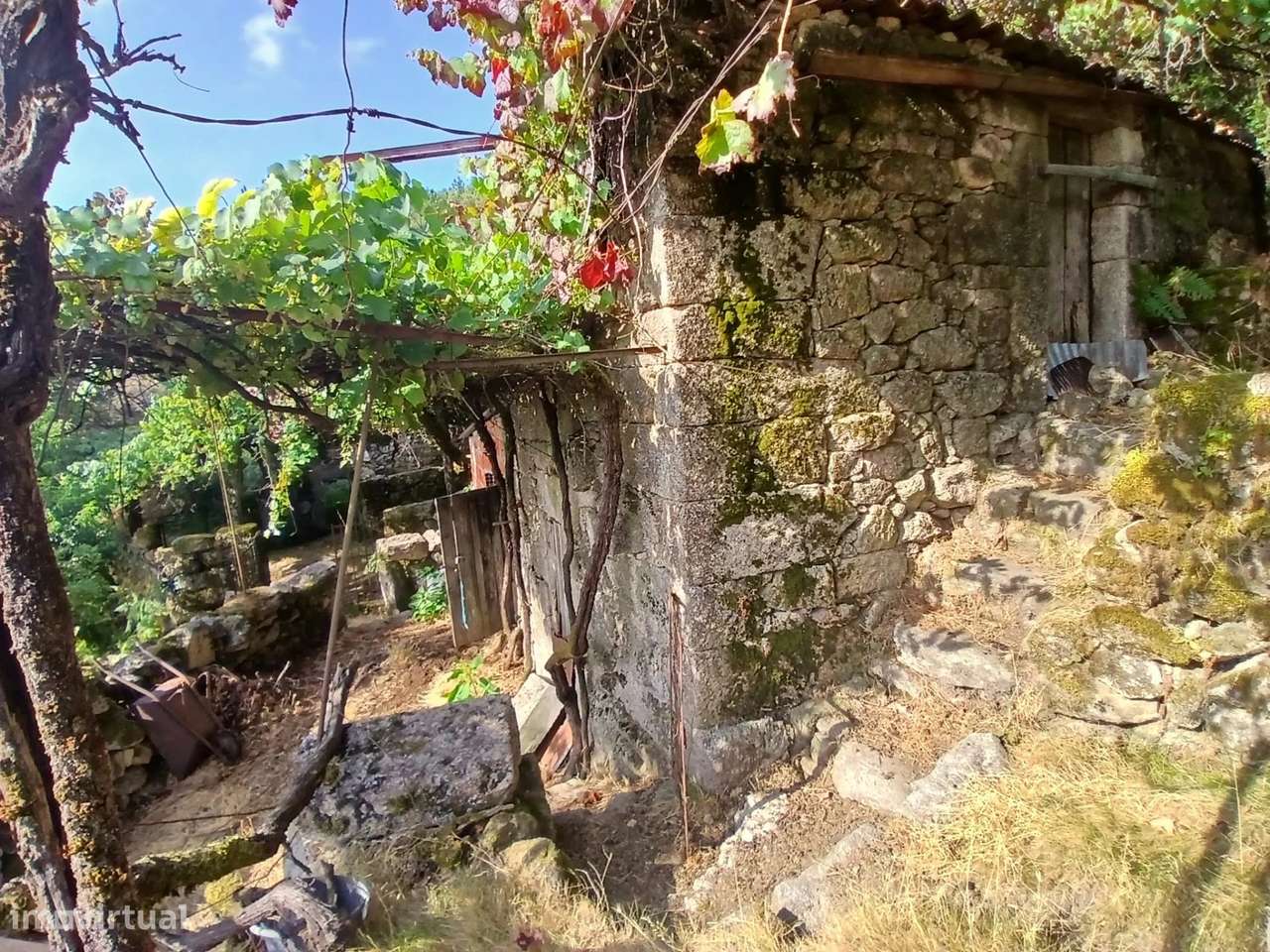 Terreno rústico com casa em pedra para recuperar – Soajo, Arcos de Val-6