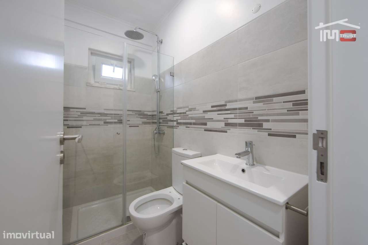 Moradia T4 de Excelência com Box para 4 Viaturas e Ótimos Acessos-33