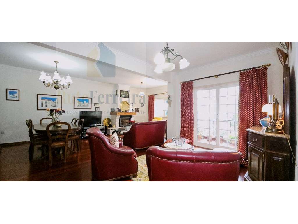 Moradia T5 com jardim privado e garagem !!-23