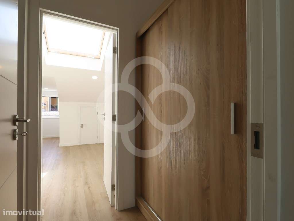 Apartamento T2 renovado totalmente com muita luz natural nos Anjos ...-10