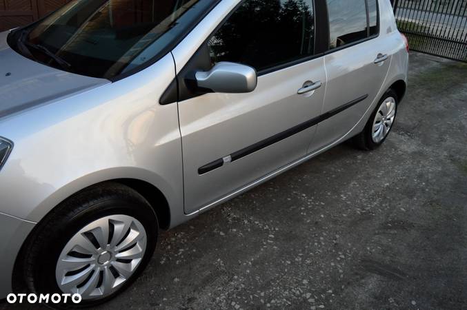 Renault Clio 1.2 16V 75 Collection - 11