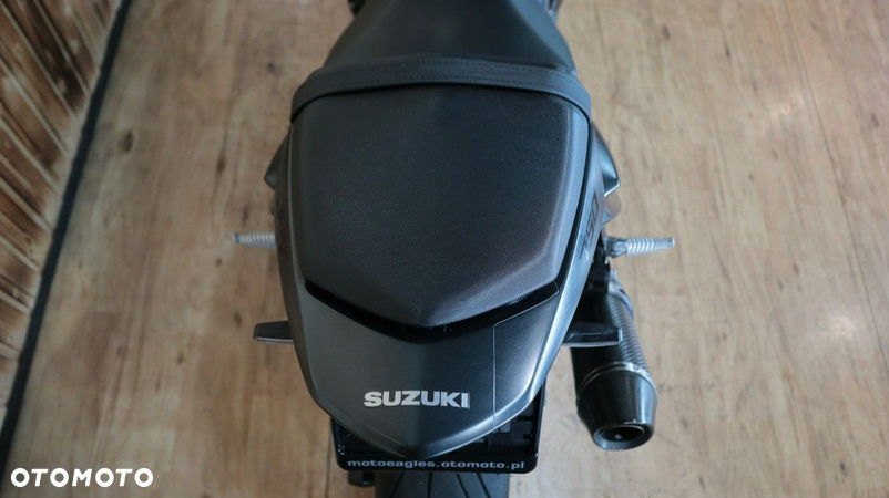 Suzuki GSR - 16