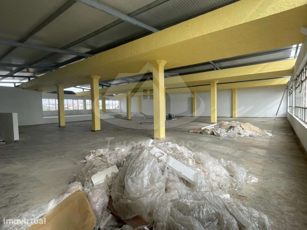 Armazém com área bruta de 750 m², em remodelação total no Prior Velho - Grande imagem: 4/13