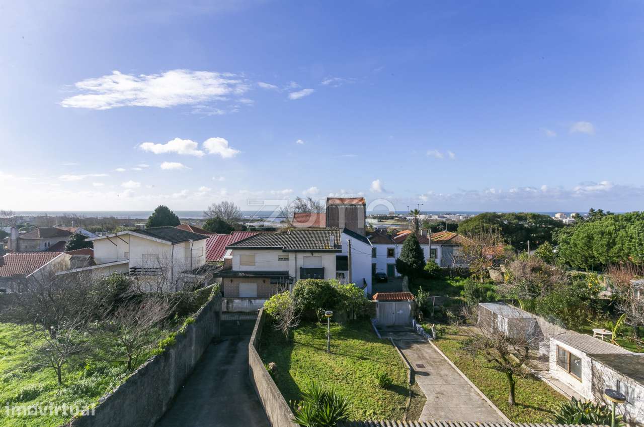 O Seu Refúgio com Vista: T2 com Potencial Único em Azurara - Grande imagem: 4/26