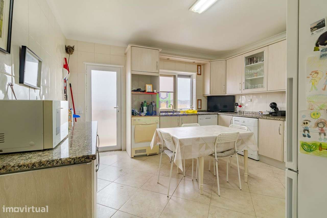 Apartamento T3 no último Piso, com 3 Frentes e Vistas Desafogadas em L-6