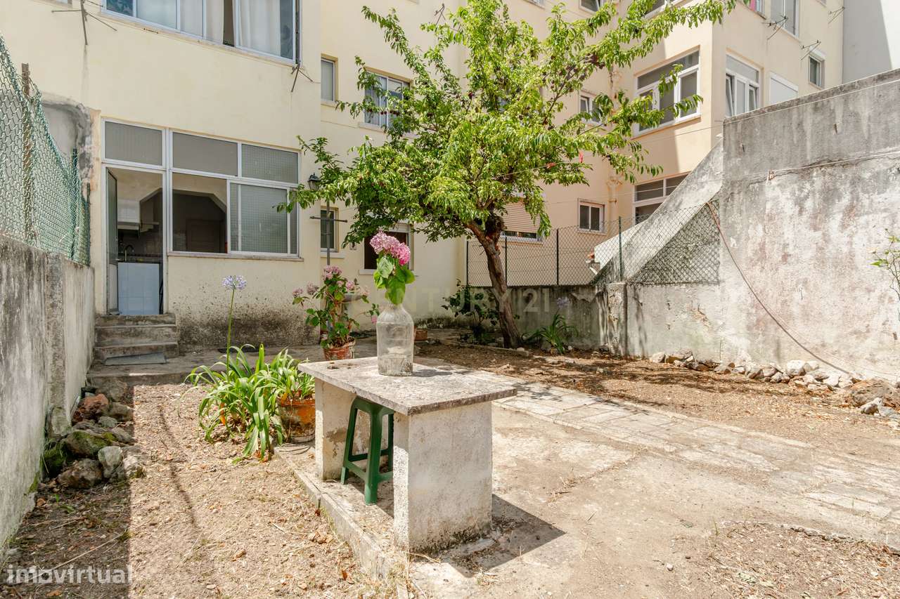 Espaçoso T2 com Jardim em Localização Central em Almada-20