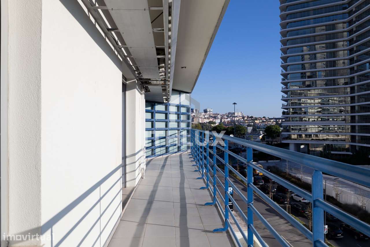 T3 Renovado nos Twin Towers – Campolide, Lisboa-24