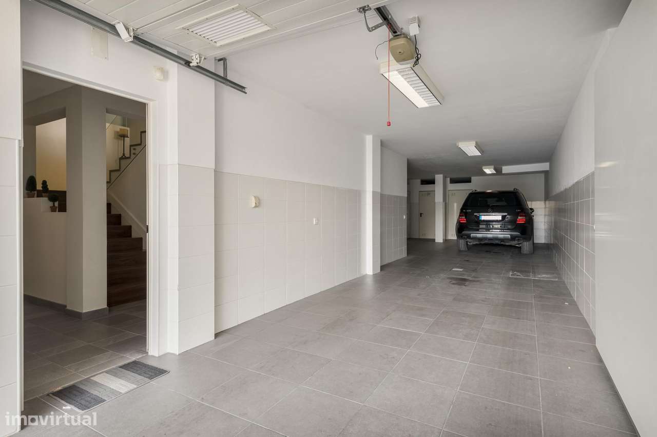 Moradia T8 com 477m2 e Terreno de 1.048m2 na Charneca da Caparica - Grande imagem: 4/47