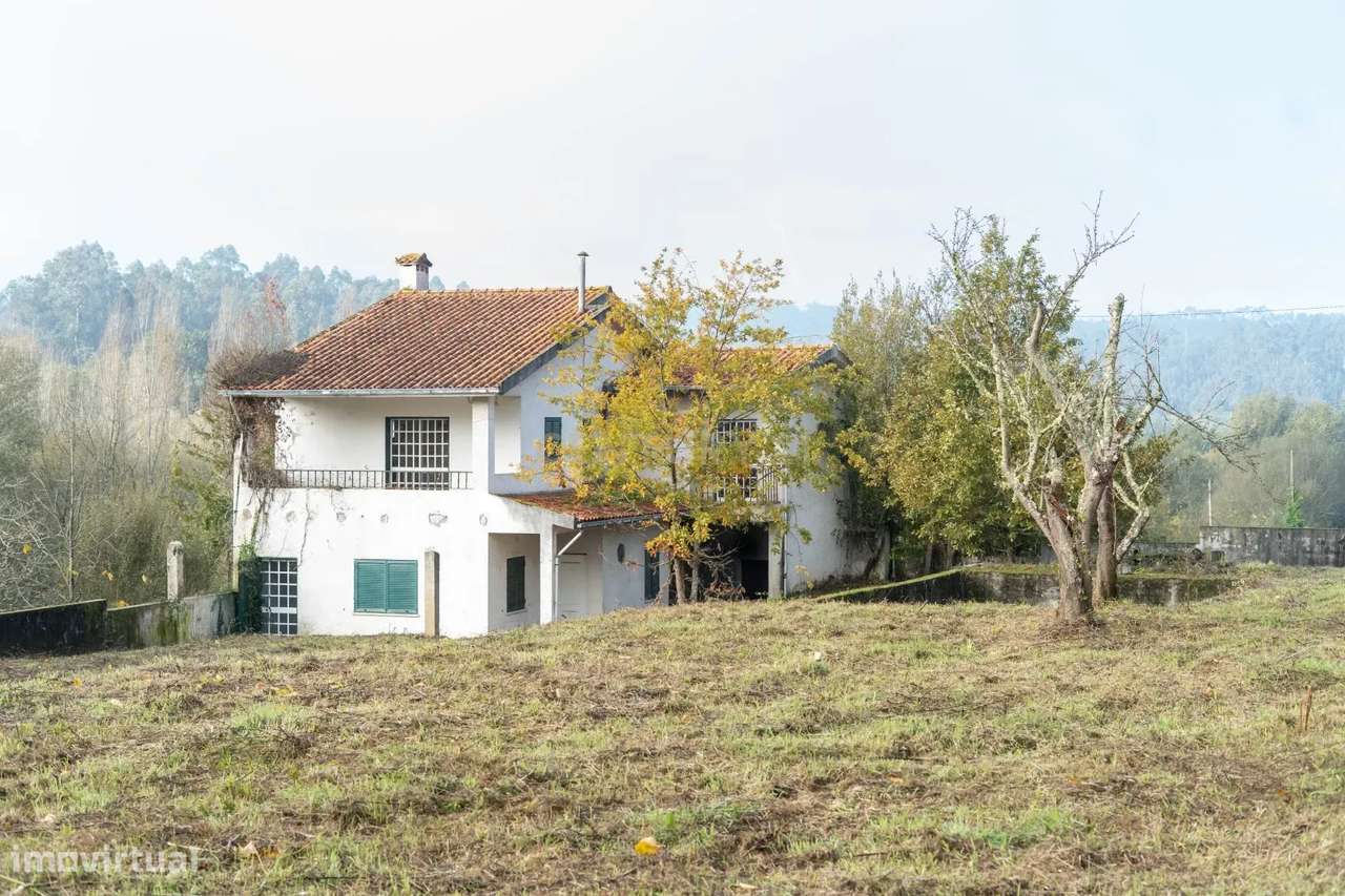 Moradia de dois pisos de tipologia T4 com terreno-44