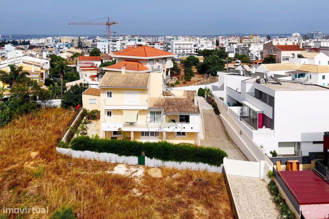 Excelente Moradia Triplex V4 com amplo espaço exterior em Portimão - Grande imagem: 3/60